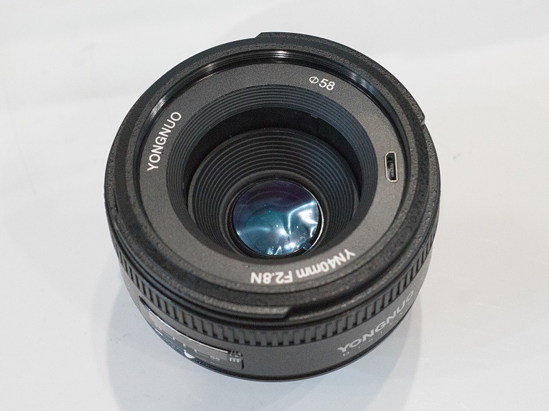 YN40mm F2.8 Nの銘板を見ると、USB端子を搭載していた。ファームアップなどで使用するという。