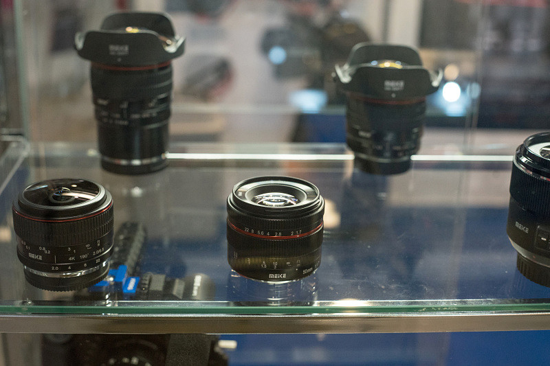 MEIKEブランドの単焦点MFレンズは、日本で初披露だろう。APS-Cイメージセンサー向けのレンズを多数展示していた。