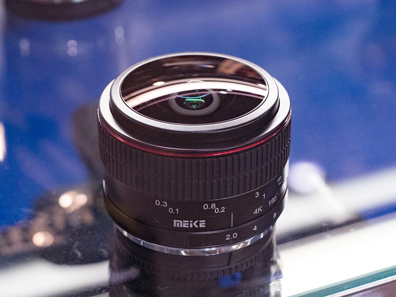 MK-6.5mm F2.0 Fisheye LensはAPS-C向けの魚眼レンズだ。鏡胴に「4K」の文字があるので、動画用途も意識したレンズのようだ。