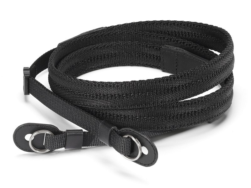 カメラストラップも通常モデルと異なるものが付属する。