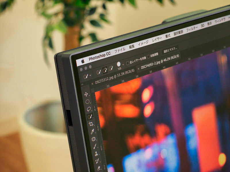 ベゼルが細いのでサブディスプレイとして別のディスプレイと並べる時もスペース効率が良い。