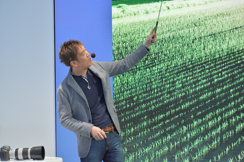 写真のテクニックもさることながら、自然の知識も豊富に語る中西さん。