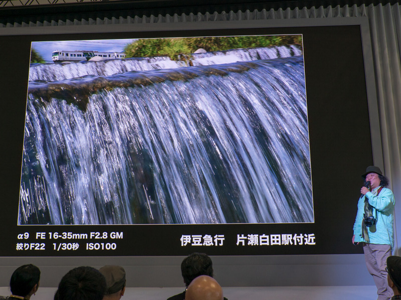 「踊り子の滝踊り」と名付けられた写真。流し撮りで撮影したため、低速シャッターでも列車の動きはブレていない。