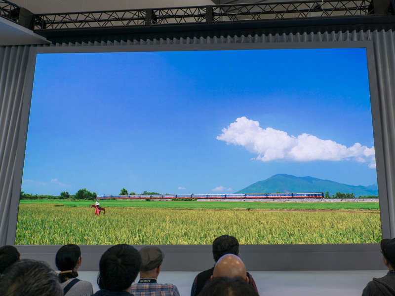 美しい音楽と写真に会場の人は癒された。筆者もこの時ばかりは目を奪われた。