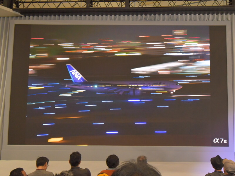 夜の空港で離陸する飛行機を流し撮り。流れる光を表現した。