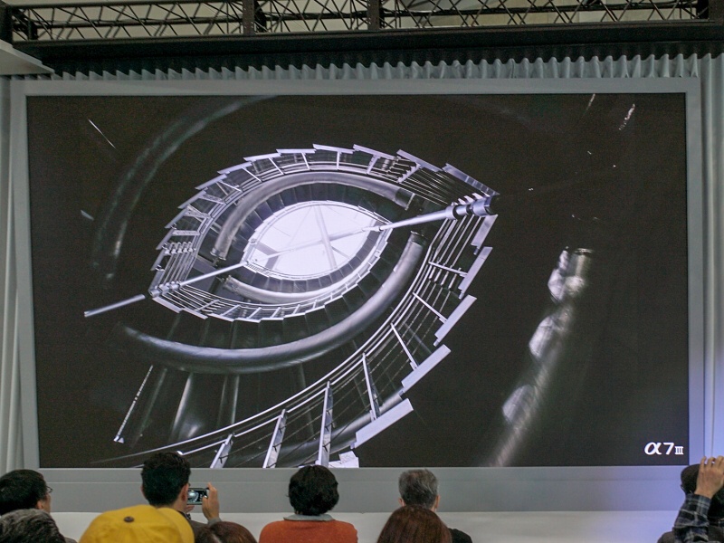 螺旋階段を下から見上げて撮影した1枚。「つながり」を強調した写真だ。