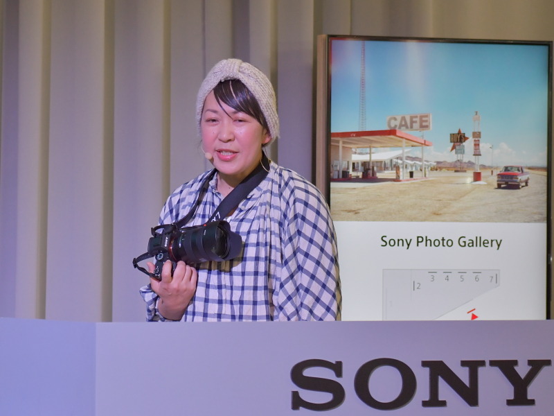 ソニーブースのステージに立つ鈴木知子さん。