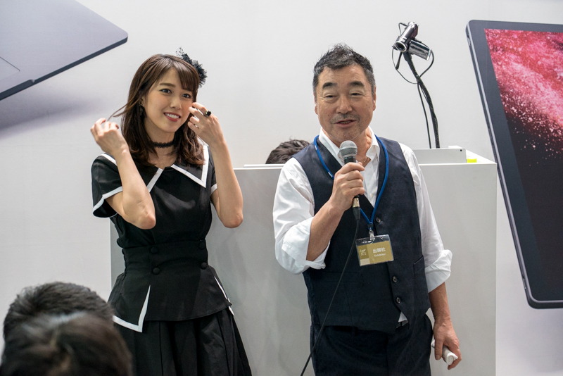 右から写真家・山岸伸さん、モデルの秦瑞穂さん。