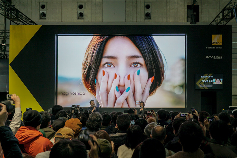 ニコンステージにはたくさんの人が詰めかけた。壇上の人物は、右からヨシダナギさん、マネージャーのキミノさん。
