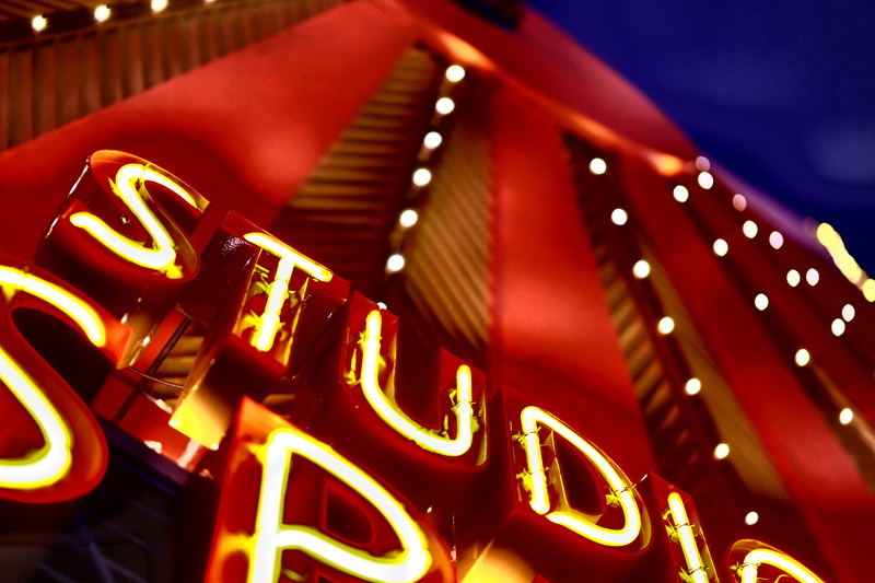 撮影：並木隆<br><span class="fnt-85">X-T20 / XF50mmF2 R WR / 50mm（75mm相当） / プログラム（1/60秒・F2.0・+1.0EV） / ISO800</span>