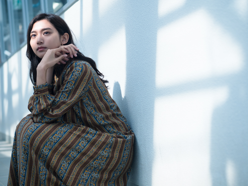 光の差し込む壁際に座ってもらった。ローポジションでの撮影となったが、バリアングルモニターとタッチシャッターの組み合わせでスムーズに撮影できた。<br><span class="fnt-85">OLYMPUS OM-D E-M1 Mark II / 45mm（90mm相当） / マニュアル露出（F1.8、1/4,000秒） / ISO 400</span>