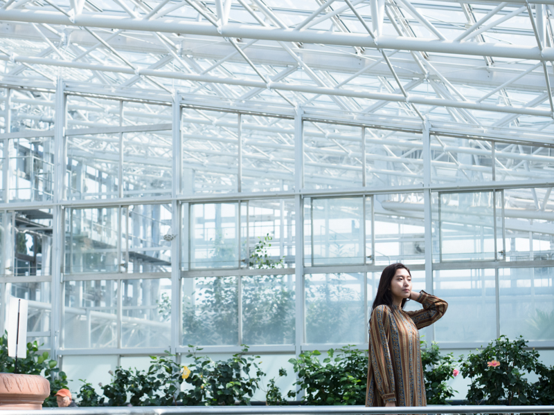 温室の中で撮影をした。ソリッドな感じの窓の前に佇むモデルがいいなと思ったので、情景を広めに切り取った。こういった硬めの被写体を捉えても良い雰囲気に仕上げてくれるレンズだ。<br><span class="fnt-85">OLYMPUS OM-D E-M1 Mark II / M.ZUIKO DIGITAL ED 45mm F1.2 PRO / 45mm（90mm相当） / マニュアル露出（F2.8、1/1,600秒) / ISO 200</span>