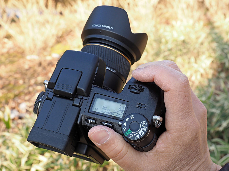 右手でホールド。あ～、この“ほど良い”大きさ＆グリップ感がたまりませんね。