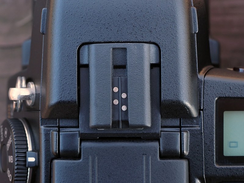 内蔵フラッシュを搭載しているが、外部フラッシュも使用可能。ただし、シューのタイプは独自の「オートロックアクセサリーシュー」になる。