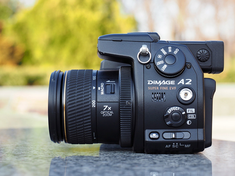 28mm相当から200mm相当にズームすると（手動操作）、鏡筒がミョ～ンと伸びる。と、言っても3cmくらいだけど。それにしても、左手側の側面の操作パーツの形状や配置、カッコイイなぁ～。