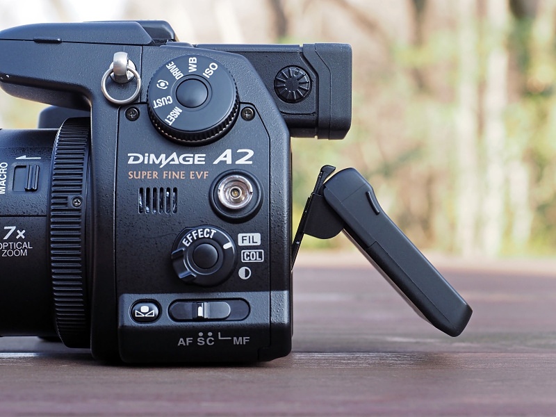 液晶モニターは、下方向20度から上方向90度の間で、自由に角度を調整できる。