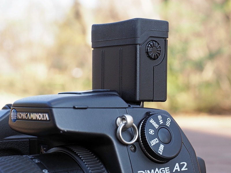 電子ビューファインダーは、上方向90度までの間で角度調整できる。