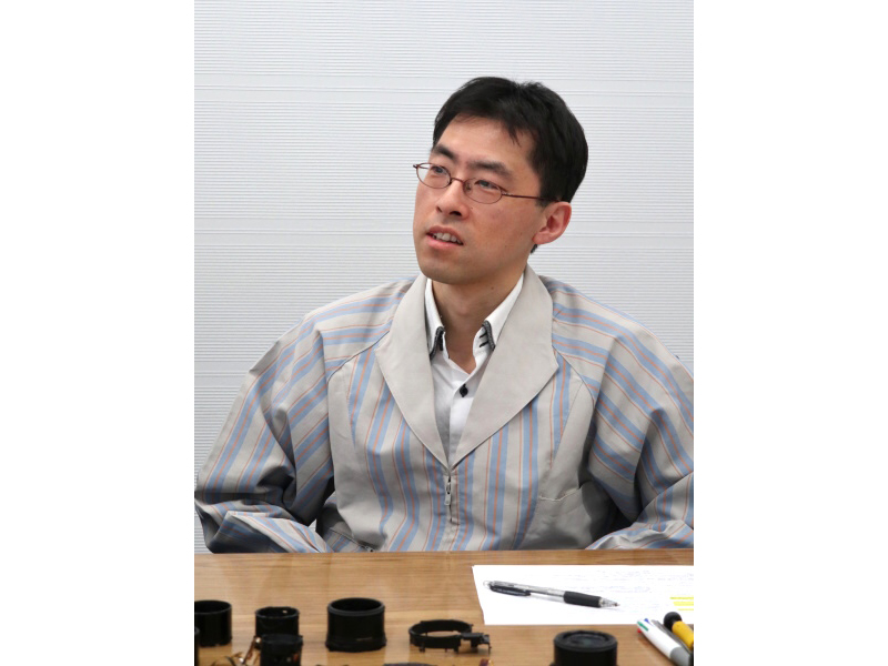鏡筒のメカ設計を担当した上原匠氏。