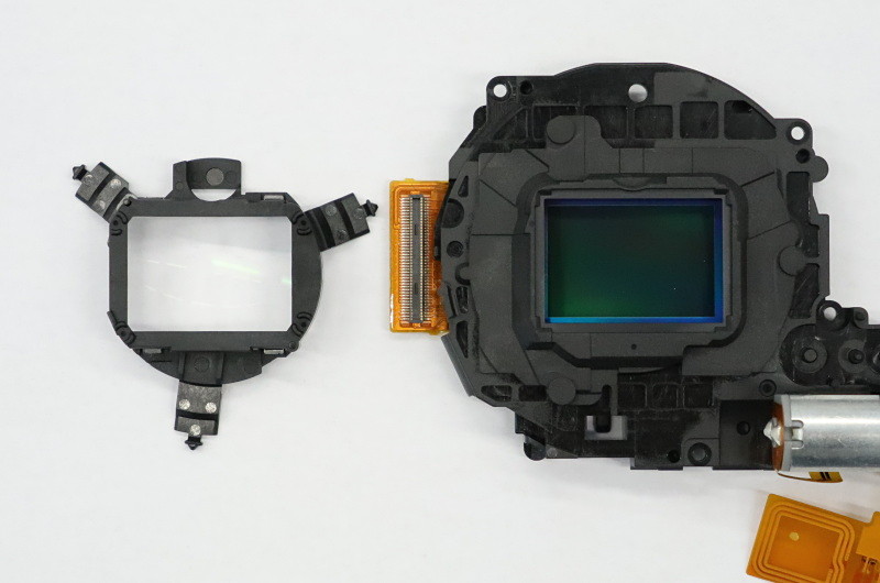 APS-Cサイズのイメージセンサー（右）と変わらない大きさ。