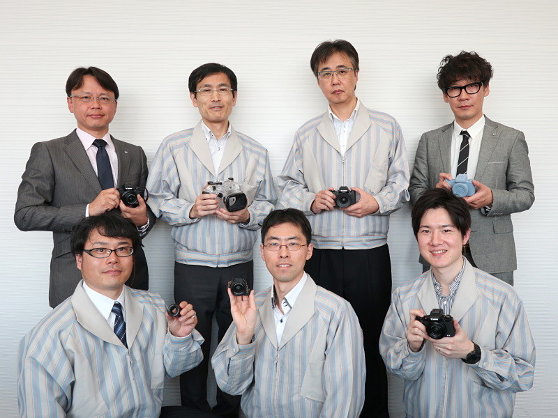 話を聞いたキヤノン株式会社イメージコミュニケーション事業本部の面々。後列左からICB製品事業部 課長の加藤収一氏、ICB統括第三開発センター 主幹の飯田誠二氏、ICB統括第三開発センター 室長の山口利朗氏、総合デザインセンター 主任の髙谷慶太氏、前列左からICB光学開発センターの伊藤大介氏、ICB統括第三開発センター 主任研究員の上原匠氏、ICB製品開発センターの道心雄大氏。