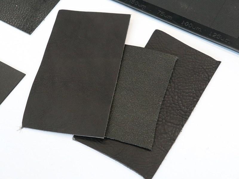 パターン検討の基となる革素材。