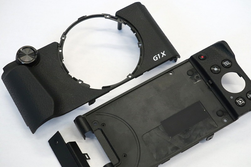 革張りではなく、2層構造の樹脂でできているボディ外装。