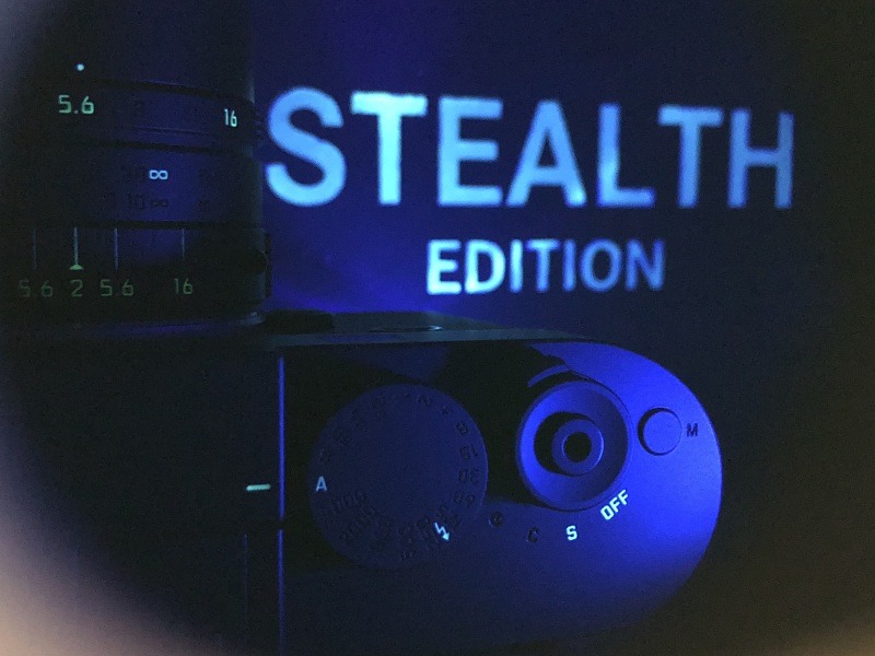 Stealth Editionの展示用アイテム。箱の中を覗くと、ブラックライトに蓄光塗料が反応している様子が見える。覗き穴にカメラを当てて撮影した。