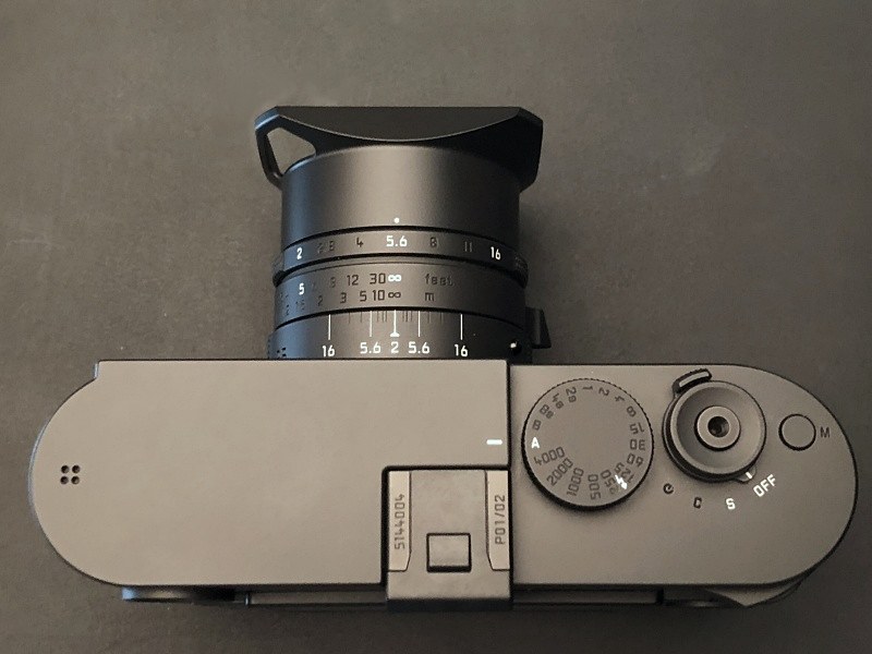 最低限の刻印にのみ色（蓄光塗料）を入れた。