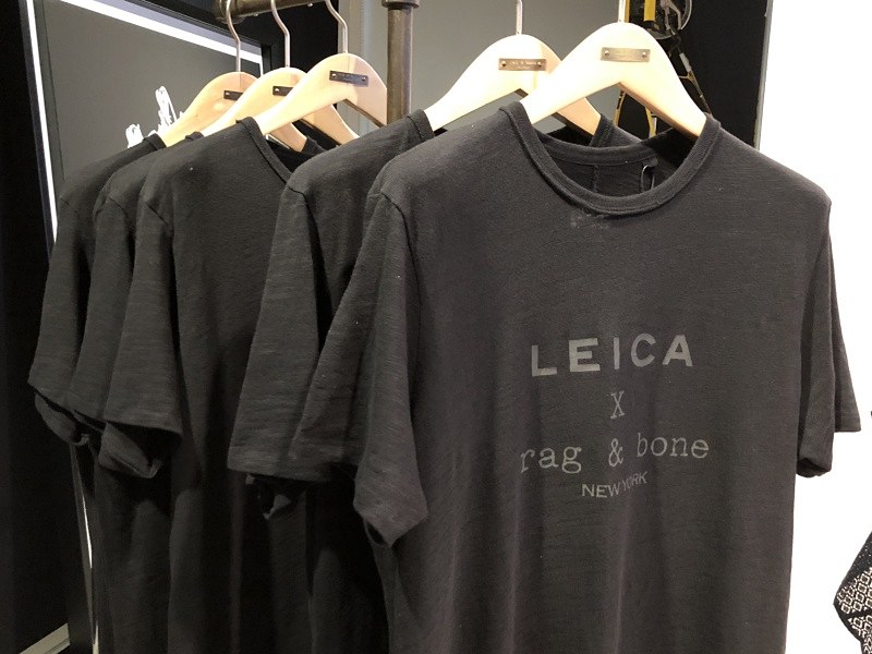 お披露目イベント用に製作された、ライカとラグ & ボーンのコラボTシャツ。カメラ同様、文字の部分が蓄光塗料になっていた。