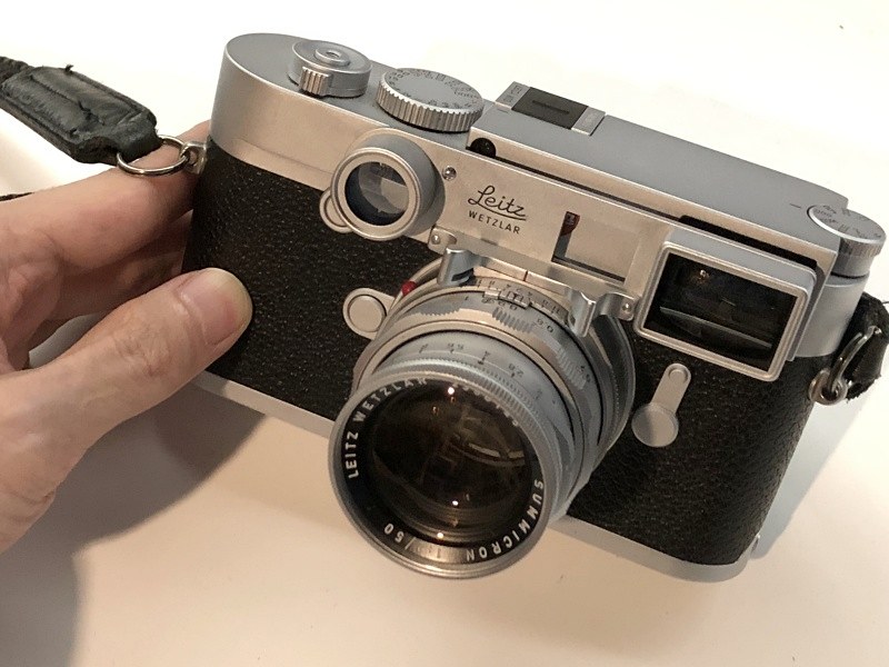 インタビュー中に「この絞り環のクリックが最高だから聞いてみてくれ」と手渡されたライカ。この日本人的なライカ観が“ステルス”にも通じていると思う。