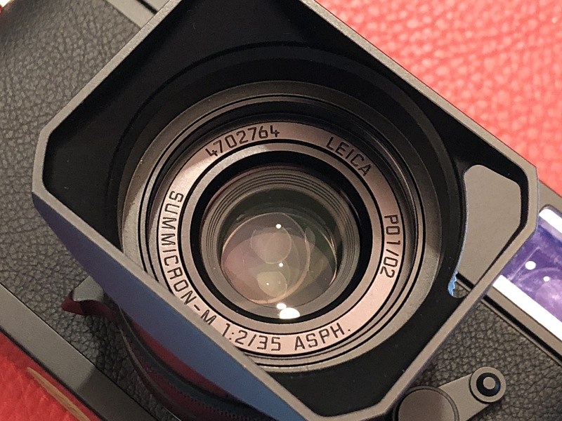 レンズ銘板の刻印にも色を入れず、ブラックアウトさせている。