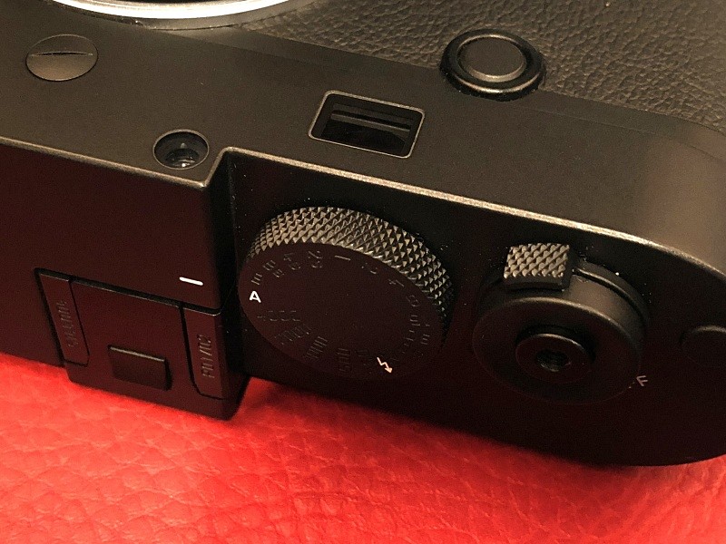 菱形のローレットが刻まれている。ほどよくエッジが立っており、グリップは良好。