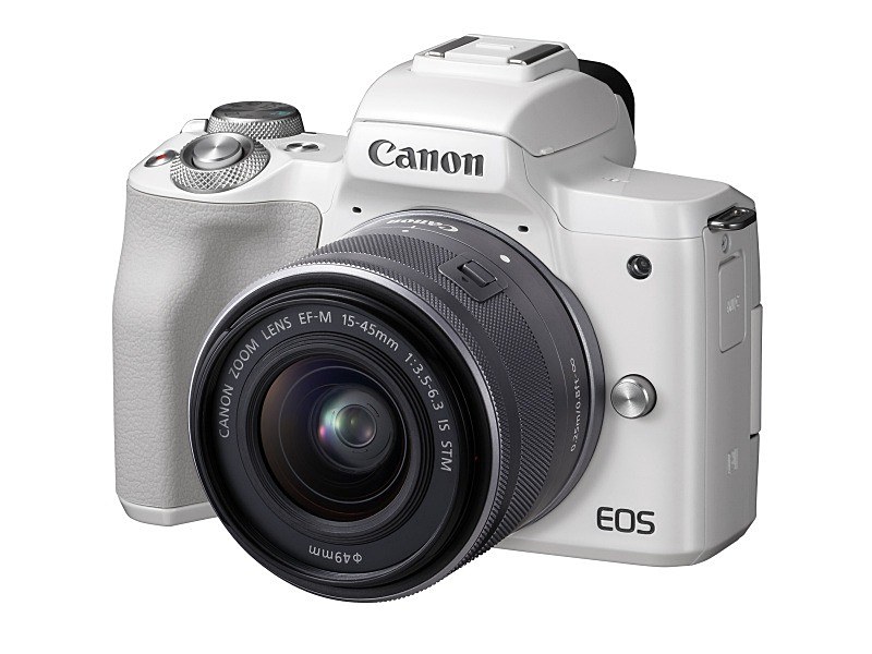 参考：ミラーレスのEOS Kiss Mと標準ズームレンズ「EF-M15-45mm F3.5-6.3 IS STM」。センサーサイズおよびレンズの焦点距離はPowerShot G1 X Mark IIIと同じ。