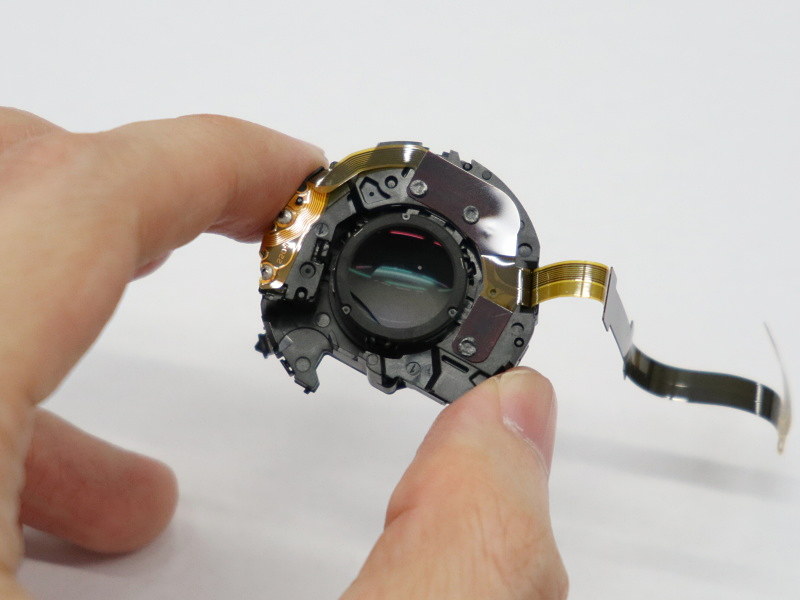 鏡筒内の防振（手ブレ補正機構）ユニット。