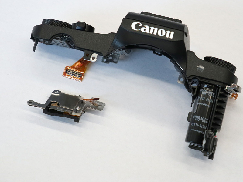 トップカバーと、レリーズボタン下のスイッチ（左下）。