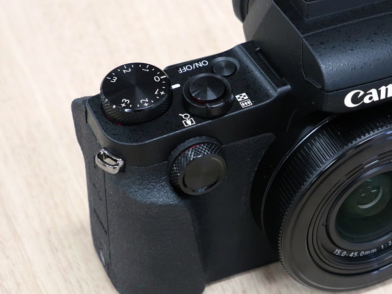 カメラ前面右手側の操作部。