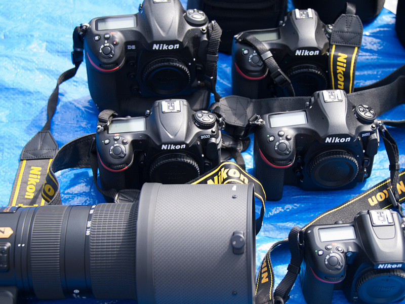 ボディはフラッグシップ機のD5、人気のD850など。レンズは最新の180-400mm（お値段、約150万円）まで揃っていた。“レンズを買ったからツアーに当たったのに、早々にまた別のレンズが欲しくなる”という環境整備がすごい。