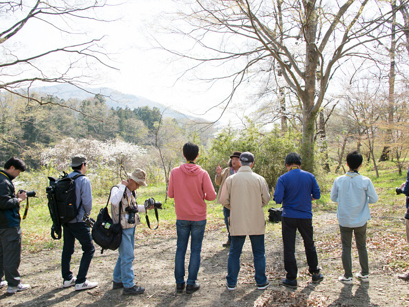 流し撮りの練習で、横一列に並びカメラを構える。被写体はどこに？