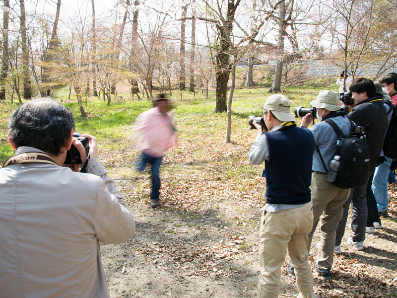 「僕が今からダッシュするので流し撮りしてみてください」と中井さん。しかも2回。