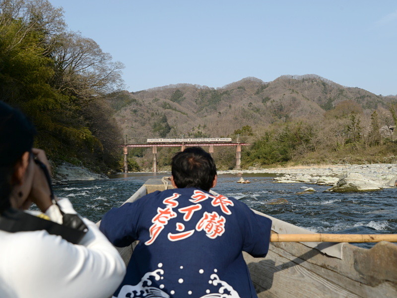 列車が来た！みんなで頭を低くして譲り合い。