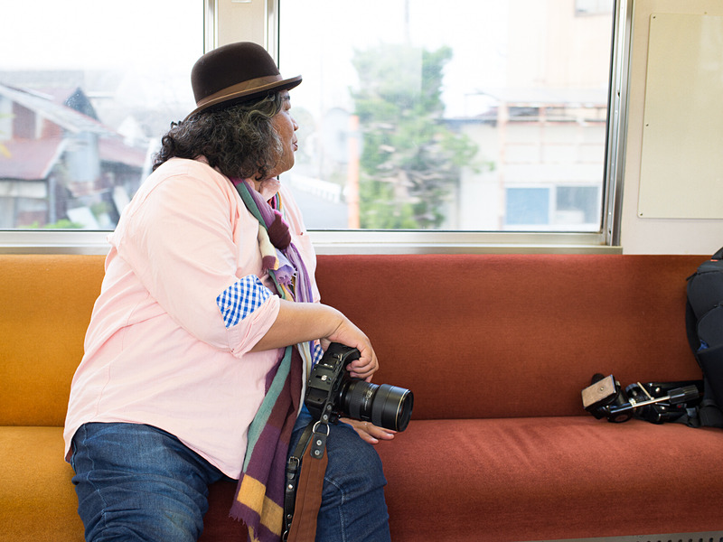 貸し切りの3両編成で、のびのび旅気分。ゆったり座って景色を眺められる。