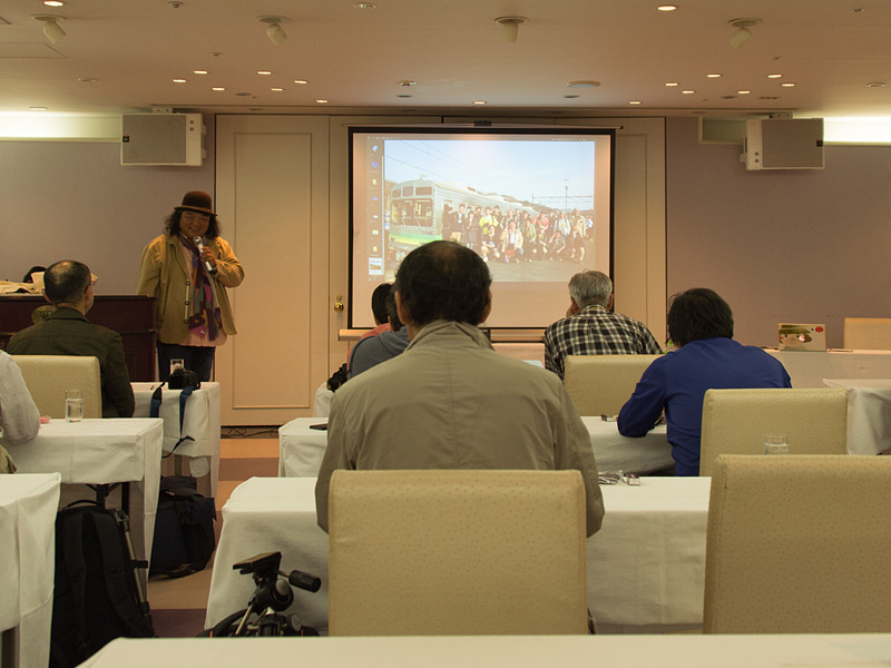 講評会はホテルの宴会場で実施。