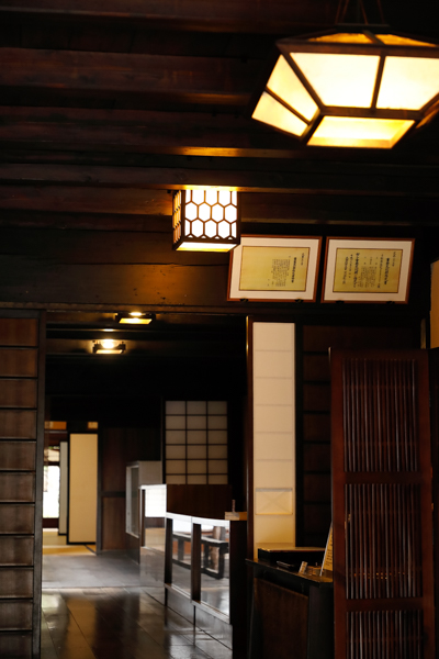 撮影：秦達夫<br><span class="fnt-85">EOS 5D Mark IV / EF24-105mm F4L IS II USM / 1/40秒 / F4.5 / +0.7EV / ISO 2000 / 絞り優先AE / 70mm</span>