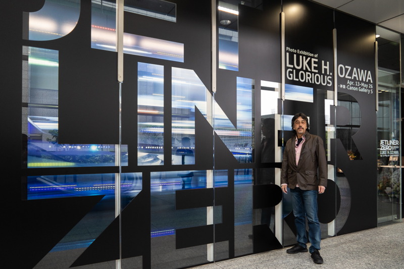 ルーク・オザワさん。ギャラリー入口で。