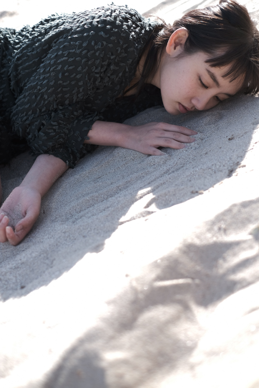 撮影：藤里一郎　モデル：鎌滝えり<br><span class="fnt-85">X-H1 / XF35mmF.4 R / 35mm（53mm相当） / マニュアル露出（1/1,000秒・F2.2） / ISO 100</span>