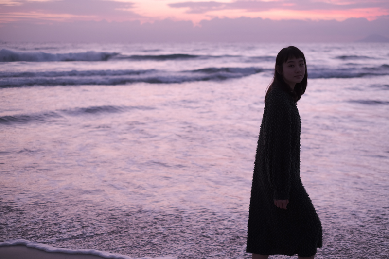 撮影：藤里一郎　モデル：鎌滝えり<br><span class="fnt-85">X-H1 / XF35mmF.4 R / 35mm（53mm相当） / マニュアル露出（1/320秒・F2.0） / ISO 400 / フィルムシュミレーション:エテルナ</span>