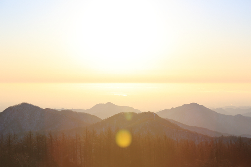 雲取山頂より関東平野を望む。空気が澄んだ日には遠く東京湾まで見渡せる。手前に見える特徴的な山は大岳山。高いビルがなかった時代、その山は東京湾からも見えたという。そのため漁師達が方角の指針とした山。