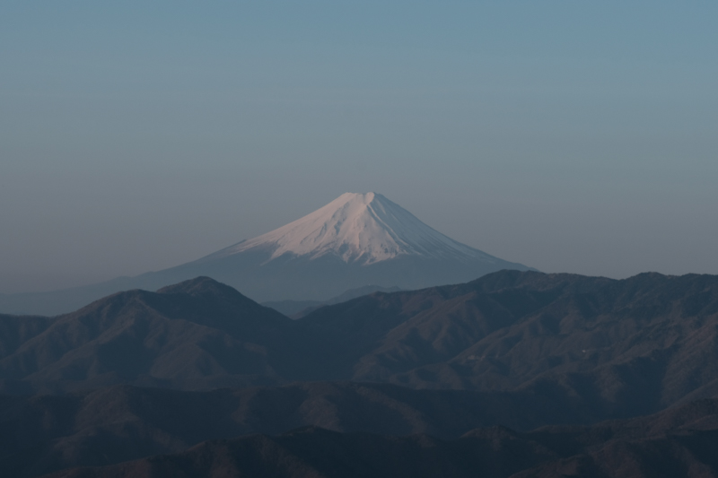どの山よりも一際高く聳える富士山。山国日本の最高峰に相応しい。まさに日本一の山。遮るものがない故、雲取山頂からはその様子がよく分かる。<br><span class="fnt-85">X-H1 / XF90mmF2 R LM WR / 90mm（135mm相当） / 絞り優先AE（1/125秒・F11・±0EV） / ISO 250</span>