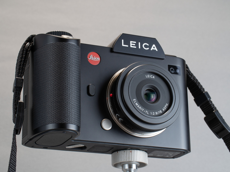 APS-Cサイズへのクロップにはなるものの、フルサイズ機のライカSLでも使用できる。レンズの凸量はグリップよりも少なく、ライカSLの可搬性能を上げる秘策レンズとしても注目される。