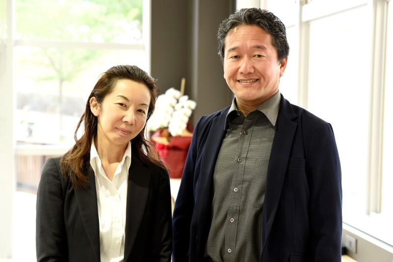 成田空港の近くにカフェレストランを出店したチャーリィ古庄さん（右）と、日々お店を切り盛りする奥様の古庄和子さん（左）。